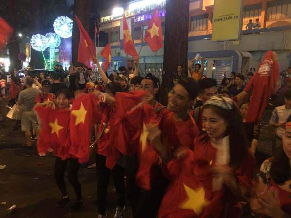 Rừng cờ nhuộm đỏ rực đường phố mừng kỳ tích của U23 Việt Nam 8