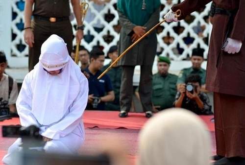 Cô gái Indonesia bị đánh đập công khai vì dám thân mật với chồng chưa cưới 2