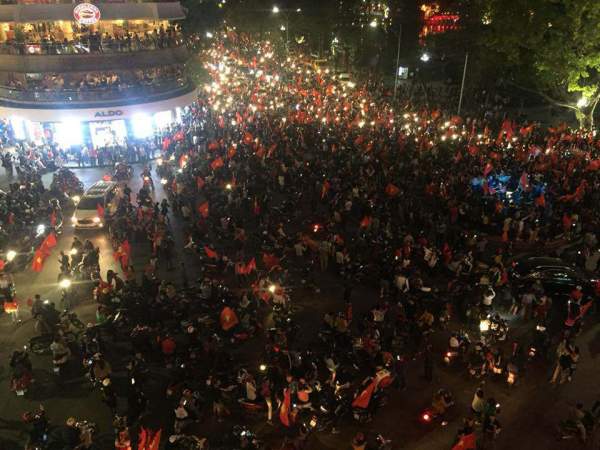 Rừng cờ nhuộm đỏ rực đường phố mừng kỳ tích của U23 Việt Nam 11
