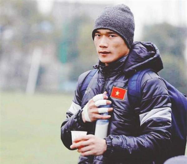 Lâm Khánh Chi tặng thủ môn Tiến Dũng U23 Việt Nam quà 4.000 USD 2