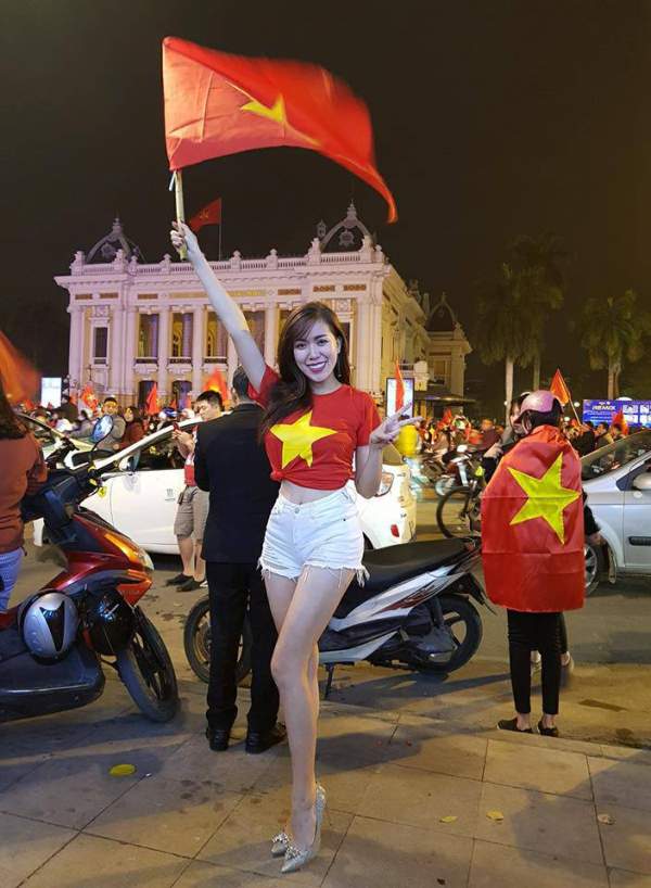 Mỹ Tâm, Mr. Đàm xuống đường “đi bão” mừng U23 Việt Nam chiến thắng 9