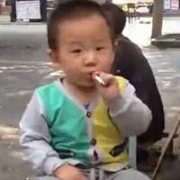 Sốc cảnh cậu bé 4 tuổi ngồi phì phèo thuốc lá như người lớn