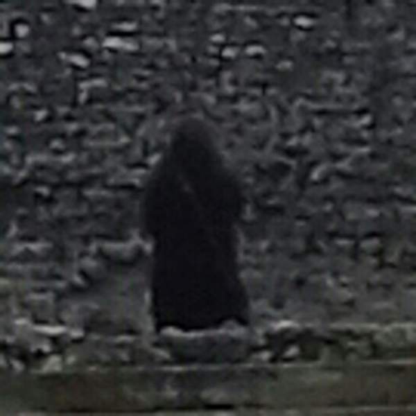 Chụp ảnh lâu đài thời Trung Cổ, thấy người mặc áo choàng đen bí ẩn? 2