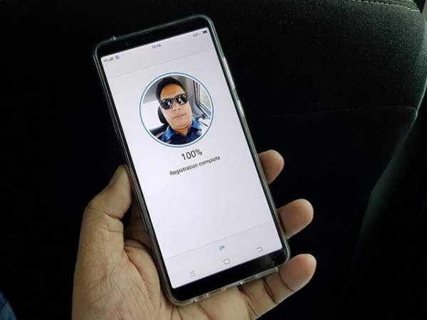 Cảnh sát Trung Quốc dùng kính thông minh nhận dạng khuôn mặt hành khách 4