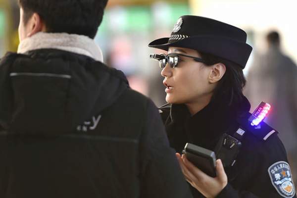 Cảnh sát Trung Quốc dùng kính thông minh nhận dạng khuôn mặt hành khách 2