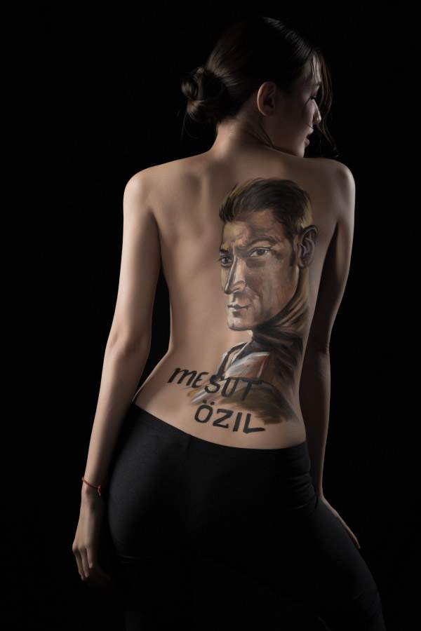 Người đẹp xứ Nghệ "cởi áo" chụp ảnh cổ vũ cho tiền vệ Mesut Ozil 4