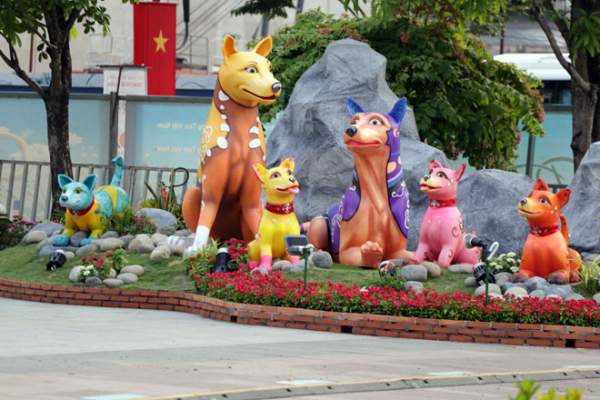 Hàng loạt linh vật Tết Mậu Tuất lộ diện trên phố đi bộ Nguyễn Huệ trước giờ G 5