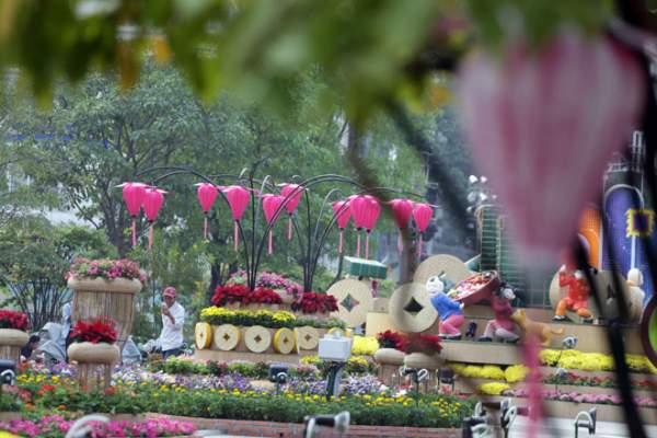 Hàng loạt linh vật Tết Mậu Tuất lộ diện trên phố đi bộ Nguyễn Huệ trước giờ G 14