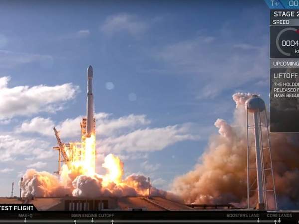 Tên lửa của Elon Musk đem chiếc Tesla Roadster đầu tiên vào vũ trụ 2