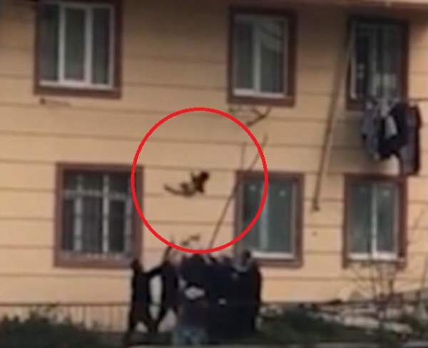 Bé trai Thổ Nhĩ Kỳ rơi từ nhà tầng xuống đất, hàng xóm đứng đỡ