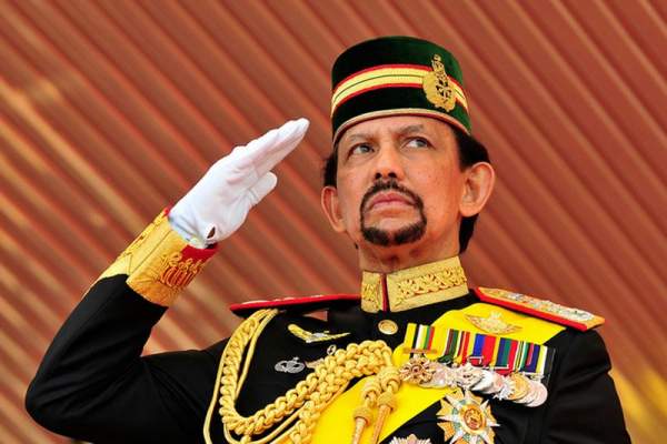 Đời sống ăn chơi ngất trời của nhà vua Brunei