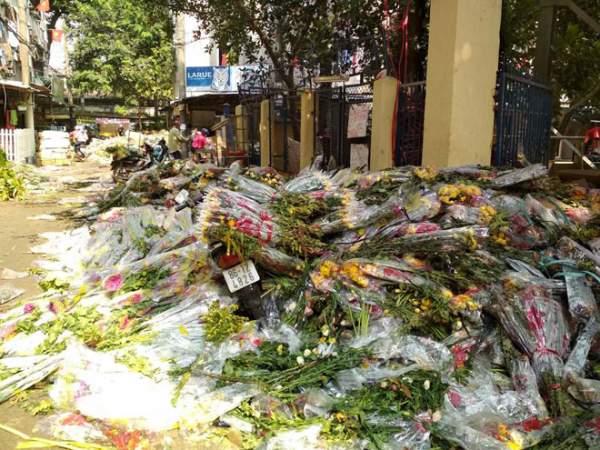 Hoa vứt bỏ chất thành “núi” ở Sài Gòn, chôn vùi cả xe máy ngày 30 Tết 7
