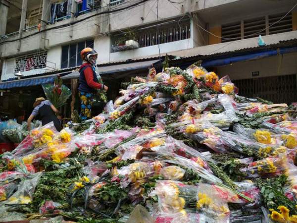 Hoa vứt bỏ chất thành “núi” ở Sài Gòn, chôn vùi cả xe máy ngày 30 Tết 3