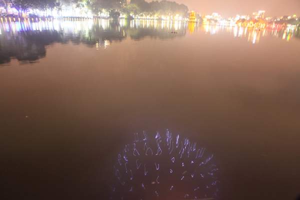 Clip: Ngắm pháo hoa ảo diệu dưới mặt nước Hồ Gươm đêm Giao thừa 8