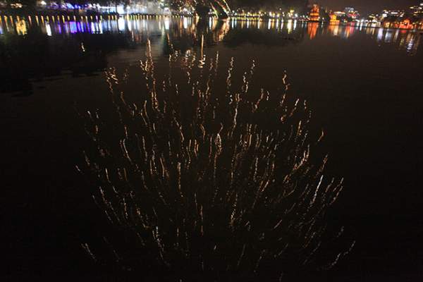 Clip: Ngắm pháo hoa ảo diệu dưới mặt nước Hồ Gươm đêm Giao thừa 6
