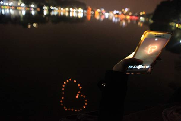 Clip: Ngắm pháo hoa ảo diệu dưới mặt nước Hồ Gươm đêm Giao thừa 10