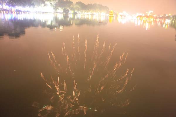 Clip: Ngắm pháo hoa ảo diệu dưới mặt nước Hồ Gươm đêm Giao thừa 3