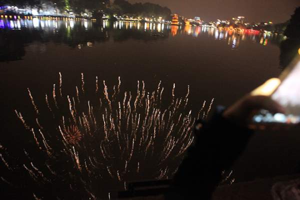 Clip: Ngắm pháo hoa ảo diệu dưới mặt nước Hồ Gươm đêm Giao thừa 4
