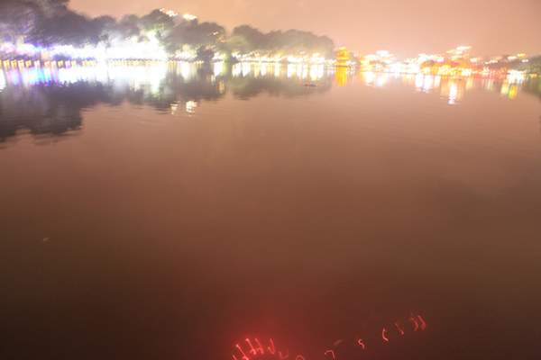 Clip: Ngắm pháo hoa ảo diệu dưới mặt nước Hồ Gươm đêm Giao thừa 7