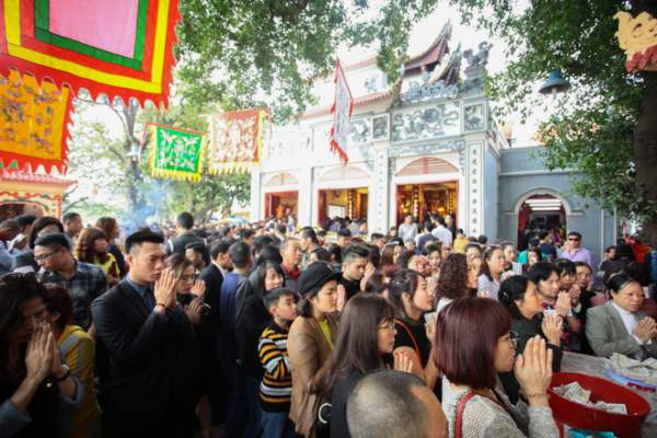 HN: Mùng 3 Tết người dân chen chân đi lễ chùa cầu may 2