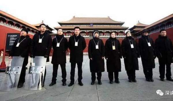 Những người ngày nào cũng mở cánh cổng nổi tiếng nhất Trung Quốc 2