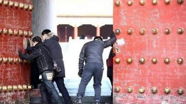 Những người ngày nào cũng mở cánh cổng nổi tiếng nhất Trung Quốc
