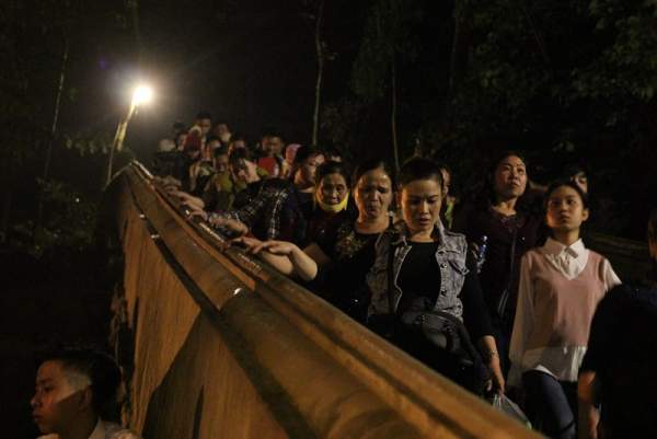 Hàng vạn người đội mưa xuyên đêm trẩy hội chùa Hương 7