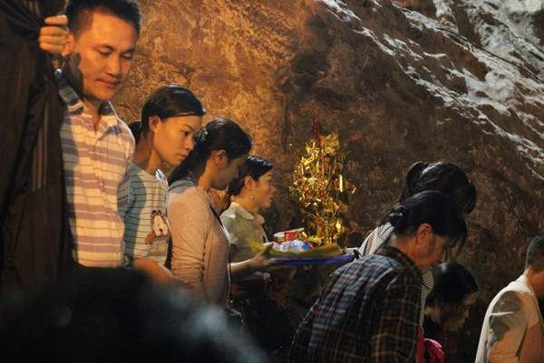 Hàng vạn người đội mưa xuyên đêm trẩy hội chùa Hương 11