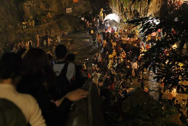 Hàng vạn người đội mưa xuyên đêm trẩy hội chùa Hương 6