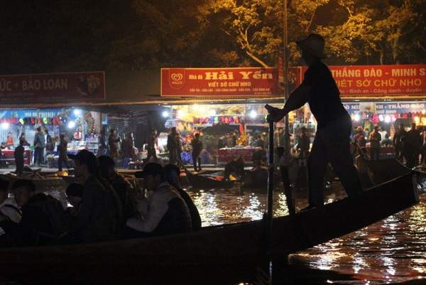 Hàng vạn người đội mưa xuyên đêm trẩy hội chùa Hương 2