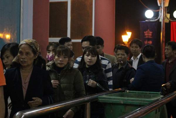 Hàng vạn người đội mưa xuyên đêm trẩy hội chùa Hương 4