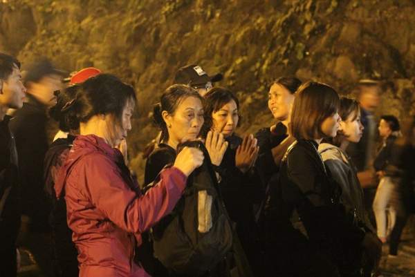 Hàng vạn người đội mưa xuyên đêm trẩy hội chùa Hương 9