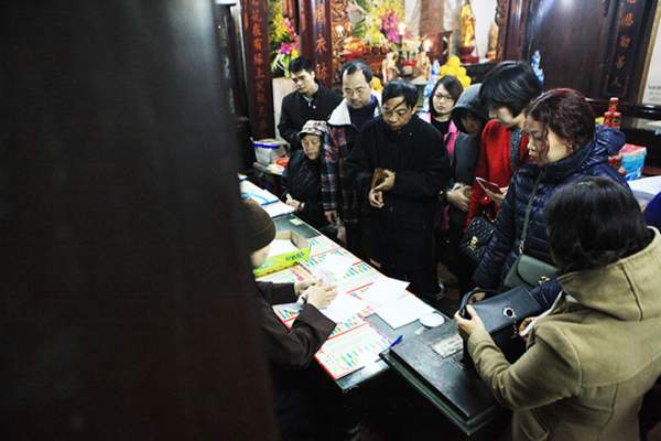 Sợ sao xấu chiếu mệnh, dân chen nhau đăng ký giải hạn ở chùa Phúc Khánh 10