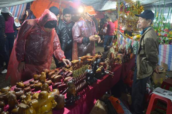 Biển người “đội mưa” xuyên đêm, “mua may” ở chợ Viềng 7