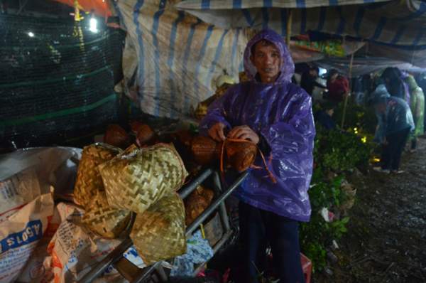 Biển người “đội mưa” xuyên đêm, “mua may” ở chợ Viềng 9