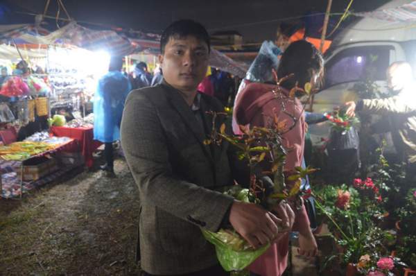 Biển người “đội mưa” xuyên đêm, “mua may” ở chợ Viềng 4