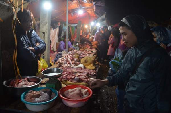 Biển người “đội mưa” xuyên đêm, “mua may” ở chợ Viềng 8