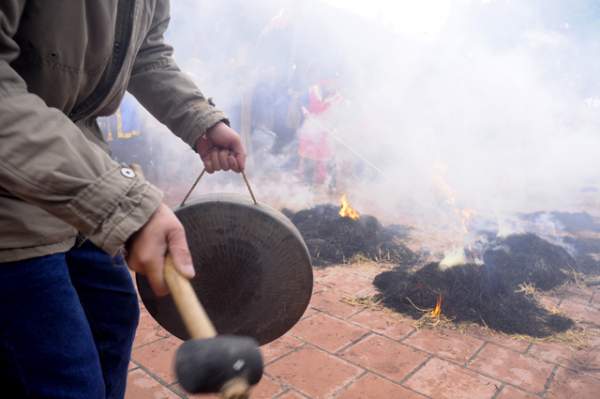 Hà Nội: Độc đáo cả làng đốt rơm thổi cơm giữa trưa 10