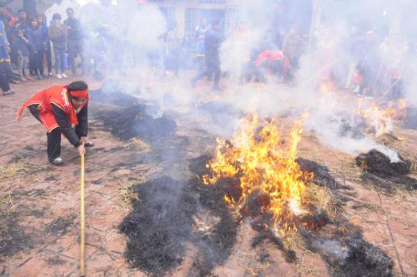 Hà Nội: Độc đáo cả làng đốt rơm thổi cơm giữa trưa 9