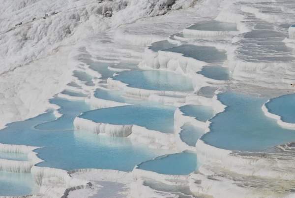 Suối nước nóng nằm giữa hồ băng có 1-0-2 trên thế giới 9