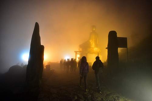 Ngàn người hành hương về Yên Tử trong đêm sương mù, giá rét 5