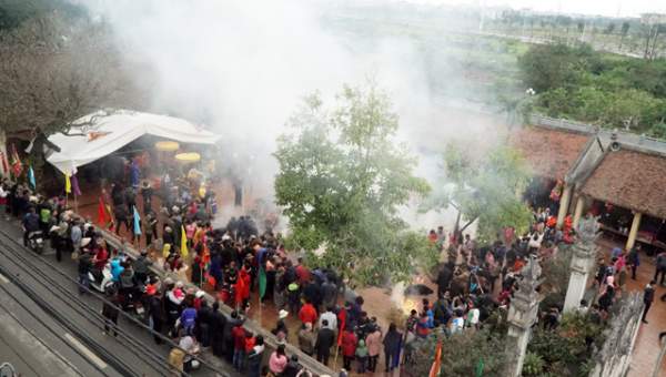 Hà Nội: Độc đáo cả làng đốt rơm thổi cơm giữa trưa 12