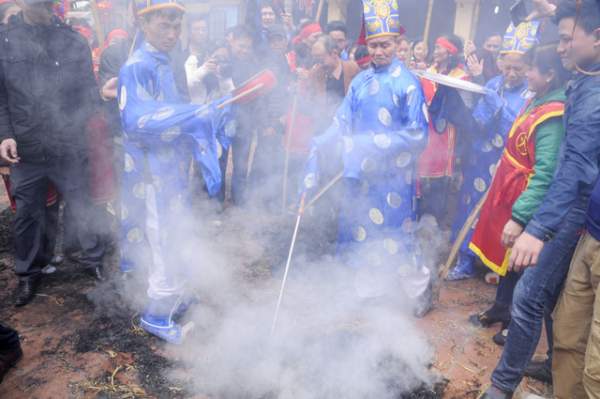 Hà Nội: Độc đáo cả làng đốt rơm thổi cơm giữa trưa 13