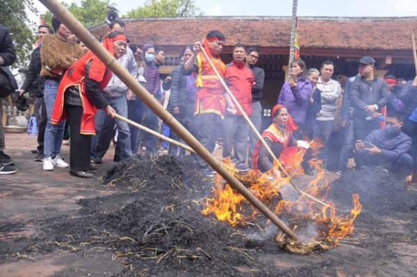 Hà Nội: Độc đáo cả làng đốt rơm thổi cơm giữa trưa 8