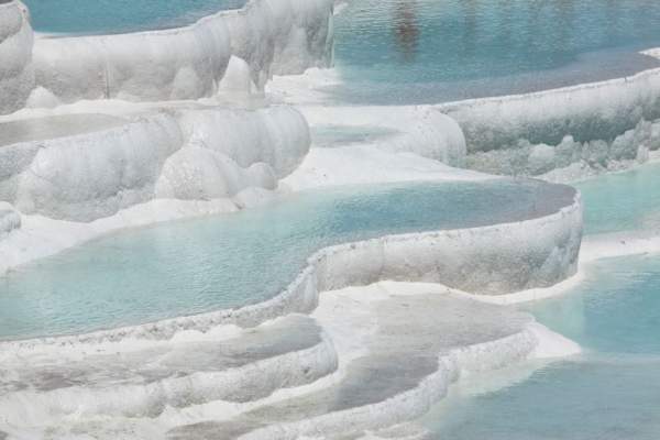 Suối nước nóng nằm giữa hồ băng có 1-0-2 trên thế giới 3