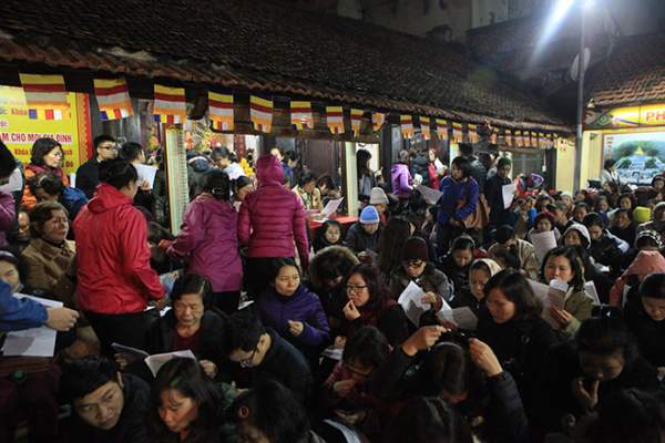 Dân ngồi trên vỉa hè, "vái vọng" về chùa dâng sao giải hạn trong giá rét 3