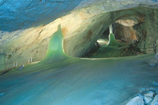 Độc đáo hang động băng giá lớn nhất thế giới 7