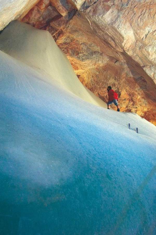 Độc đáo hang động băng giá lớn nhất thế giới 9