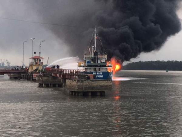 Thủ tướng chỉ đạo xử lý sự cố cháy tàu chở 2.000 tấn dầu