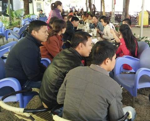Đắk Lắk: Lương bèo bọt, giáo viên hợp đồng đi bán cháo nuôi nghề